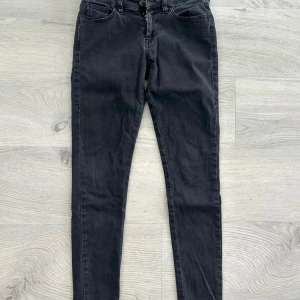 Svarta Diesel Slandy skinny jeans - Svarta super slim skinny jeans från Diesel, modell Slandy. Byxorna har regular waist, klassisk femficksdesign och är tillverkade i stretchigt jeansmaterial för en tight och bekväm passform.