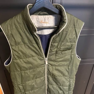 Stenströms väst  - Snygg grön väst från Stenström. Västen är i storlek M och är i bra skick, otroligt stilren. Priset går att ändra vid en snabb affär! Hör av dig om du har någon fråga, jag svarar snabbt!😉