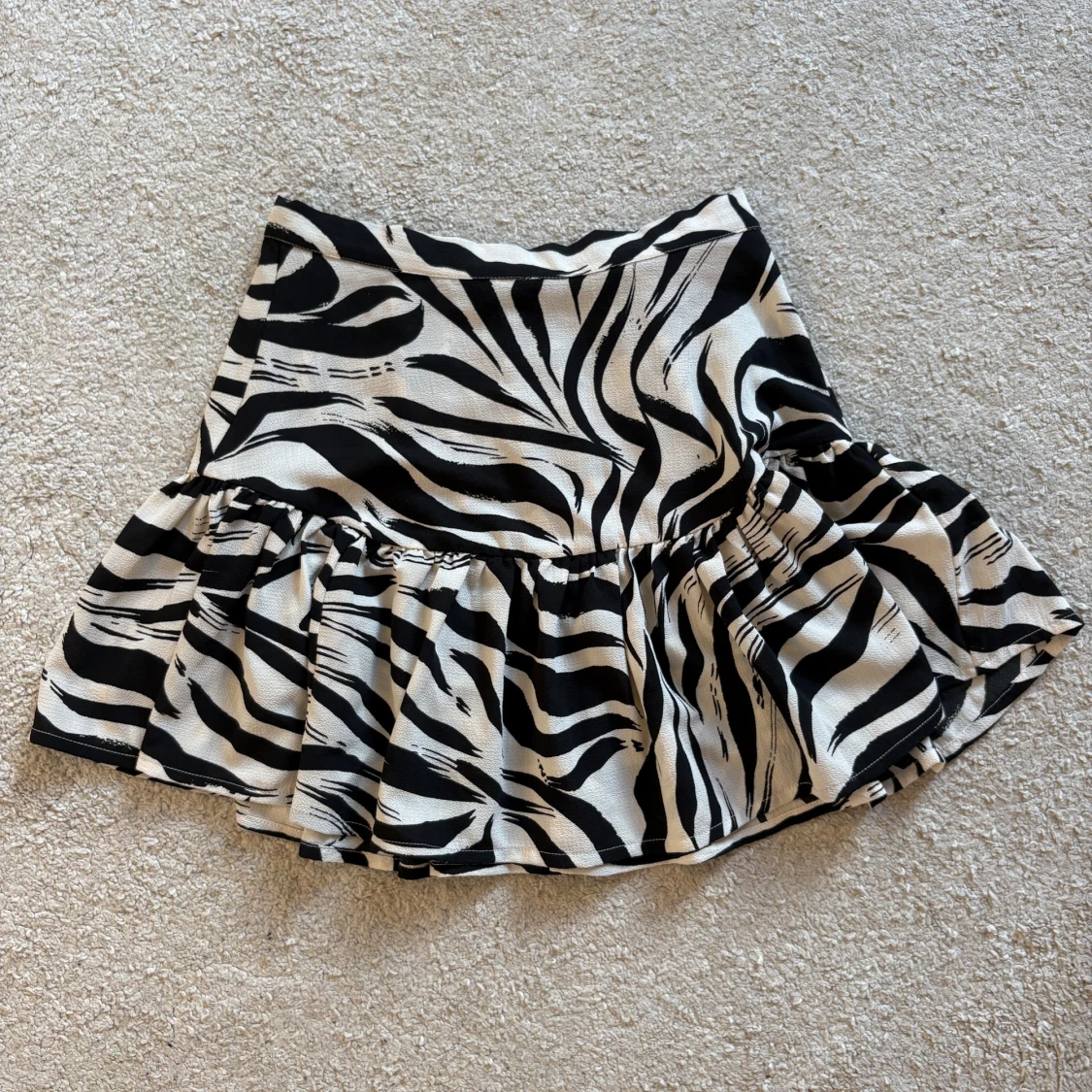 Zebramönstrad volangkjol Gina Tricot XS - 1