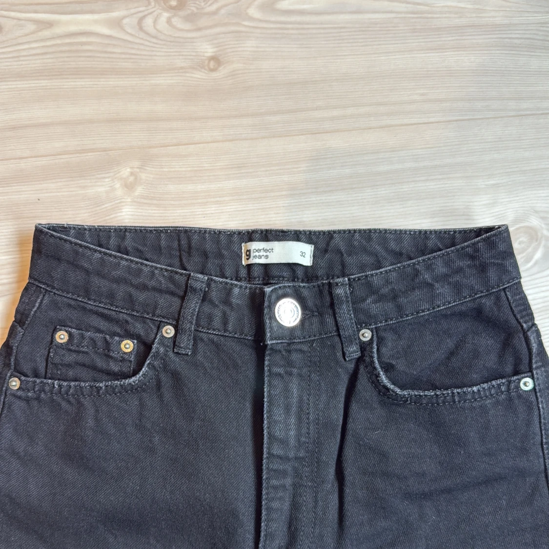 Svarta high waist jeans från ginatricot  - 1