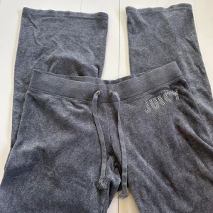 Gråa juicy byxor  - Supersöta gråa juicy byxor i storlek s! Lite slitna och har ett litet hål vid knät där av priset 