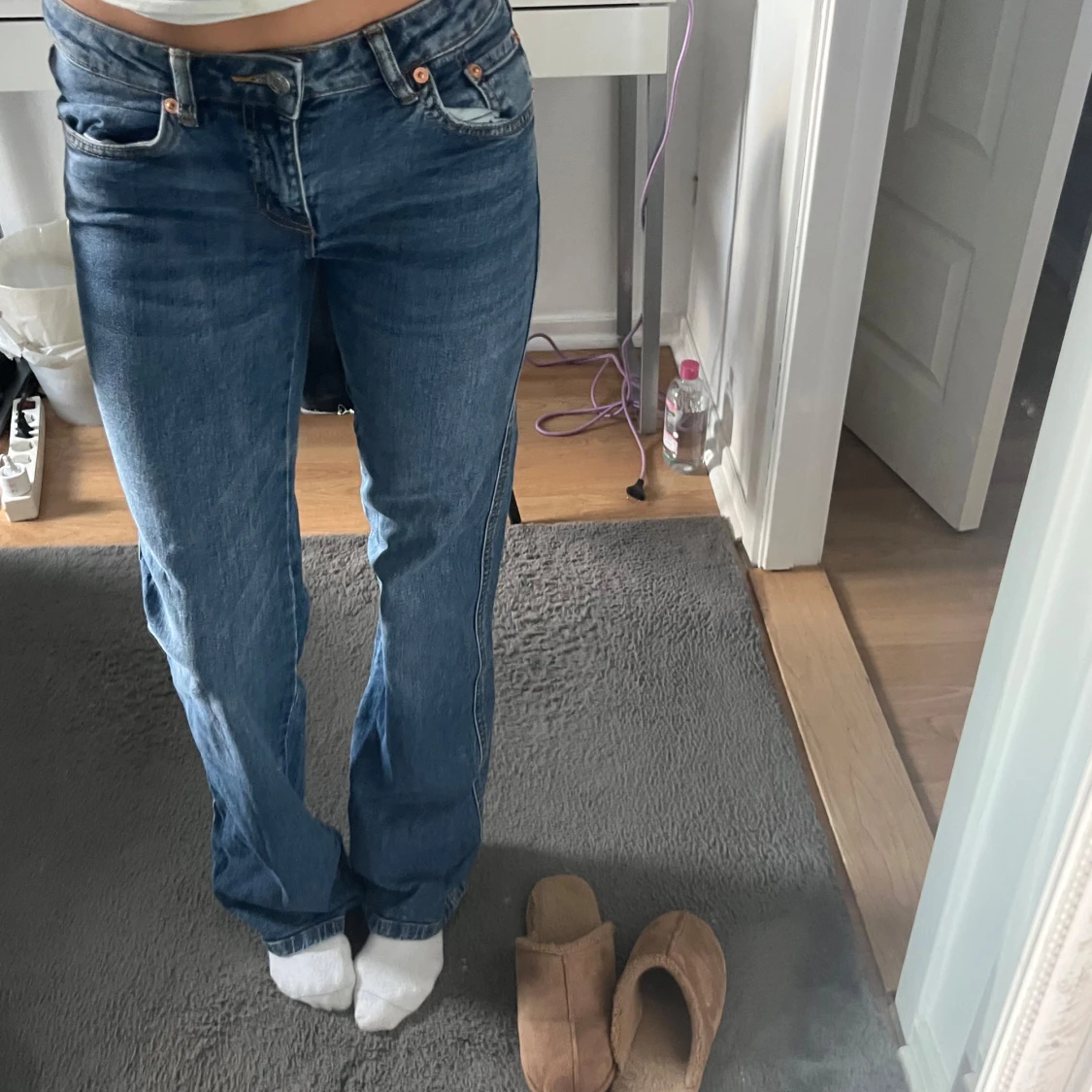 blå raka/bootcut jeans med fickdetaljer