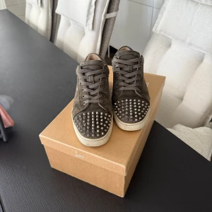 Christian louboutin skor - Säljer nu dessa feta och sällsynta loubs. Färgen oliv med silvriga spikar både fram och bak på skon. Storlek 41 men skulle säga att det passar 42-42,5. Skorna är i ett väldigt bra skick men skulle behövas något bra medel för att få bort det svarta på sulan. Alla nitar kvar! Box ingår även. Självklart äkta. Kontakta vid fler frågor! MVH Hs!
