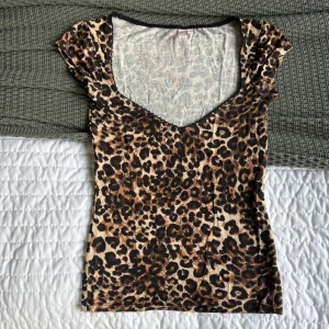 Leopardmönstrad topp - Leopard topp från Nelly, den är i storlek xxs men passar mig som oftast bär xs. Endast använd 2 gånger och säljer eftersom den inte kommer till användning. Hör av er vid frågor💞