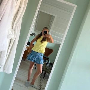 Gul blus från Zara - Denna gula blus från Zara är använd endast en gång och är i stort sett i nytt skick 🫶Den är i storlek 152, men passar mig som är 161❤️