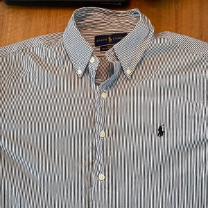 Randig skjorta från Ralph Lauren - Klassisk skjorta från Ralph Lauren med smala svarta och vita ränder. Nypris: 1600kr