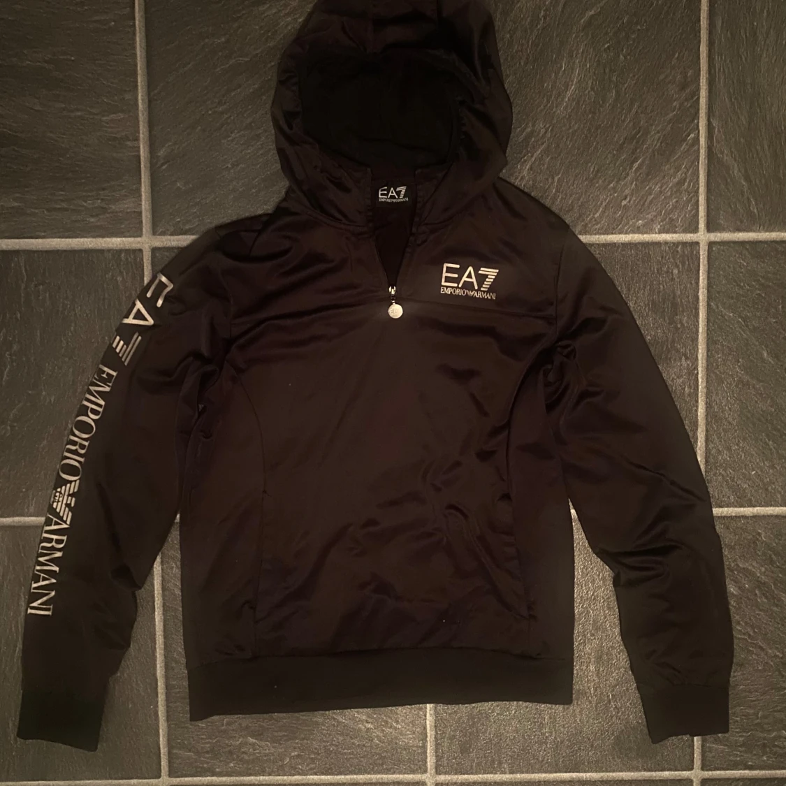 Svart EA7 hoodie med dragkedja