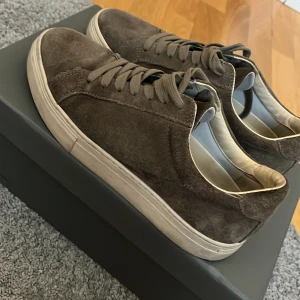 Bruna Vagabonds med vit sula - Snygga Vagabonds i brun mocka med klassisk vit sula och rund tå. Skorna har snörning och en stilren design som passar till det mesta. Perfekta för dig som gillar en clean och avslappnad look.