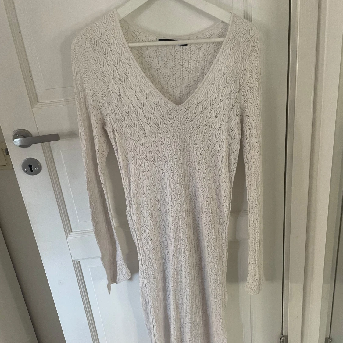 Vit stickad långklänning med v-ringning - 2