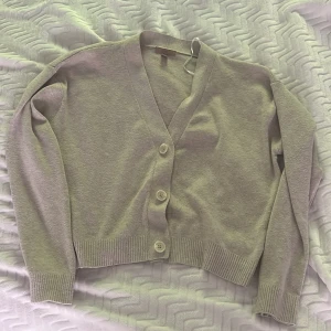 Beige kofta från H&M med knappar - Supermjuk beige kofta från H&M med v-ringning och tre knappar framtill. Har ett par matchande byxor så om någon vill köpa båda för 250❤️