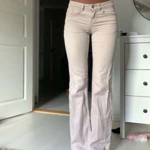 Ljusbeige bootcut jeans - Ljusbeiga jeans 