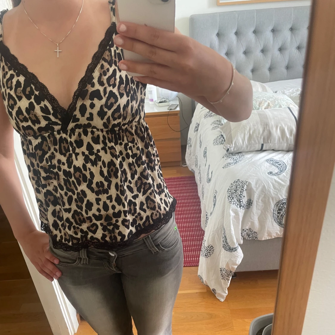 Leopardmönstrad linnetopp med spets - 1