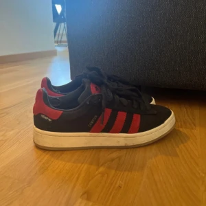 Adidas Campus  - Säljer ett par Adidas Campus 00s TKO Black Power Red! Sparsamt använda! Se bilder på slitage! Medföljer även helt nya röda skosnören!
