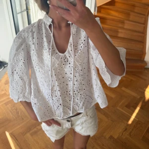 Broderad blus  - Säljer denna sååå najs broderade blus wow❤️❤️💛💛💛storlek M men passar S
