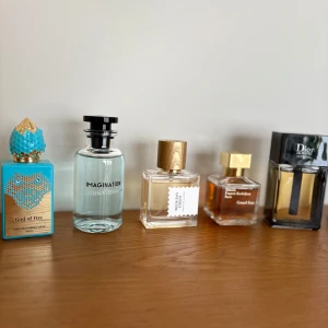 Parfym Samples|Prover|Tester - Säljer nu samples på parfymerna i min samling. Storlekarna är 2,3 och 5 ml. Frakt kan lösas privat, kostnad 22kr Priser: Lv Imagination| 99/149/229 SHL God of Fire| 119/189/279 GFB Ingenious Ginger|89/149/219 MFK Grand Soir|109/159/249 Dior Homme Intense|59/89/119 Skriv vid minsta lilla fundering🙌  