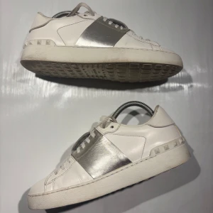 Valentino skor  - Hej! Säljer nu mina skor från märket Valentino, storlek 38 bra skick, allt på bilden ingår. Tveka inte på att höra av dig om du har frågor eller funderingar kring skorna! 