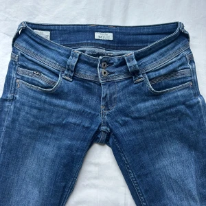 Blå straight jeans från Pepe Jeans - Säljer nu mina sjukt snygga, mycket lågmidjade pepe jeans! Köpta på zalando för något år sedan för ca 1200. Dom är i mycket bra skick och har inga synliga defekter. Säljer pga dom inte kommer till användning längre. Skriv privat om ni har några frågor eller vid intresse.💕