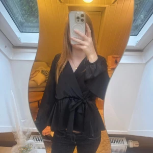 Svart missäy blus  - Säljer en svart missäy blus i satin för den kommer inte till användning❣️