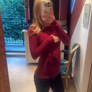 Röd intimissimi tröja  - Säljer super snygg röd intimissimi tröja som inte länge används, pris kan diskuteras❣️