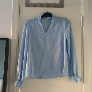 Gullig blå blus - Gullig blå blus med tyg prickar på 