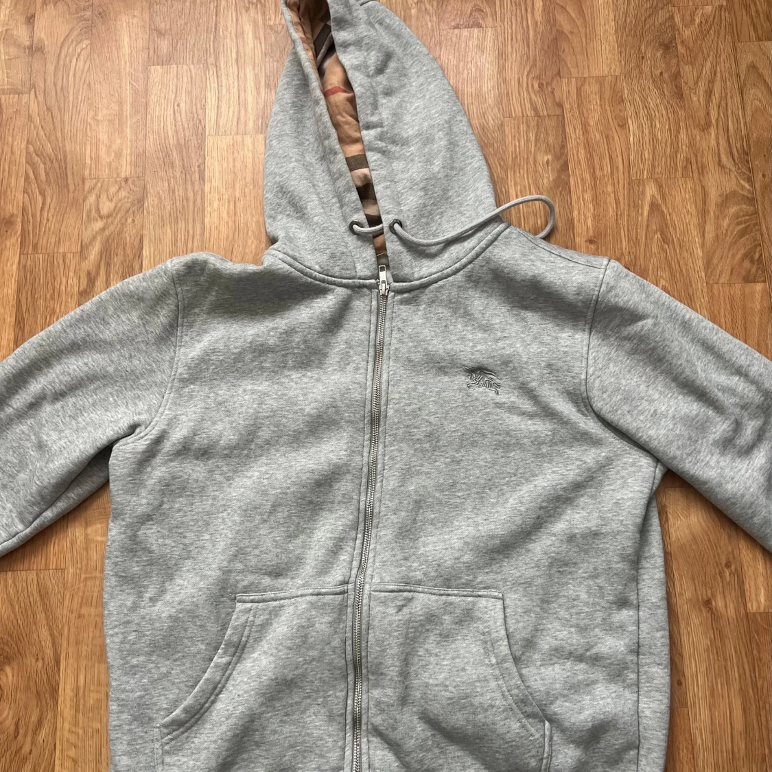 Grå hoodie från Burberry med dragkedja