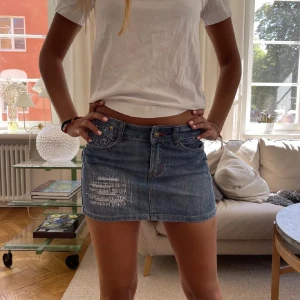 Jeanskjol - Säljer denna så coola och unika jeans kjolen som är vintage. Den är i väldigt gott skick. 