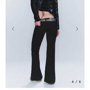 Svarta Flare byxor låg midja - Säljer ett par svarta flare byxor med låg midja och utsvängda ben. Byxorna har en tight passform upptill och är tillverkade i ett stretchigt material som sitter snyggt. Perfekta för dig som gillar en edgy och trendig look. Storlek 27/30 Sitter perfekt på mig som är 160. MODELLEN FLARE