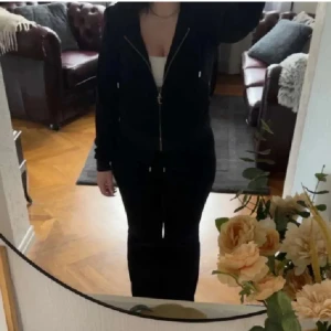 Juicy couture sett  - Nu är det dags för mig att sälja mitt Svarta Juicy Couture sett då det inte kommer till något användning längre. Byxorna är i storlek XS och tröjan S. Väldigt fin skick över lag men den har en liten liten nagellims fläck på innersidan vid knäet på byxorna, de syns inte när man har den på sig-sista bilden. 🖤