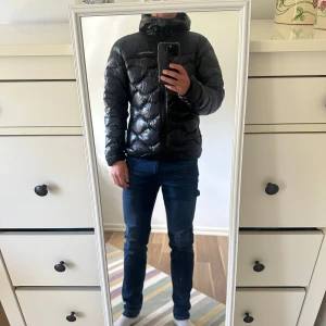 Peak jacka i nyskick! - Denna jacka är sparsamt använt och är i superbra skick! Den sticker ut i mängden med dens glansiga utsida💕