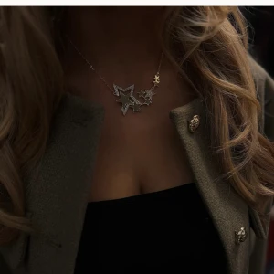 Ioaku halsband - Jätte fint och trendigt halsband från Ioaku från deras multi star kollektion. Halsbandet har tyvärr inte kommit till användning. Halsbandet är guldig och passar så bra som statement piece eller om man vill ha ett mer unik look. Ny pris 699kr💗(Pris kan diskuteras)
