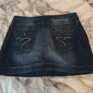 Mörk jeanskjol från Kaporal Life - Snygg vintage mörkblå jeanskjol aldrig fått användning för:) storlek e lite oklar men skulle säga S eller M