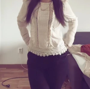 Vit blus med spets och volangdetaljer - Vit blus med spets och volangdetaljer  och broderade inslag. Köpt på Zara för flera år sen, endast använd två gånger 