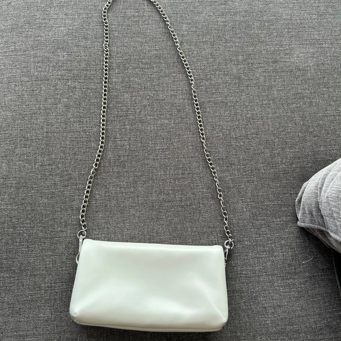 Vit axelväska med nitar och kedja - 1