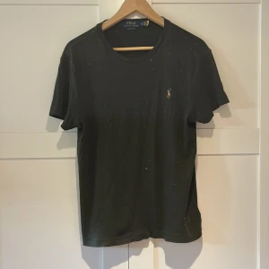 Svart t-shirt Polo Ralph Lauren XS - Olivgrön T-shirt från polo Ralph lauren i storlek xs och är i nyttskick, köpt förra året i butik och har använts fåtal gånger eftersom jag växte ur den. 