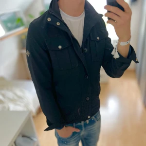  J. Lindeberg field jacket  - Bra skick, några små fläckar runt om, inget som märks jättetydligt och går troligtvis bort om man tvättar den. Storlek S passar dig som är mellan 178-188cm. Nypris ca 4000kr. Modellen är 185 cm, 79 kg. Passar bra nu till sen sommar/höst. Skriv för mer information!🤝