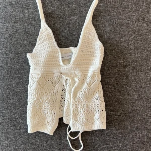 Vit stickad linnetopp från Bershka - Supersöt vit stickad linnetopp från Bershka, aldrig använd. 