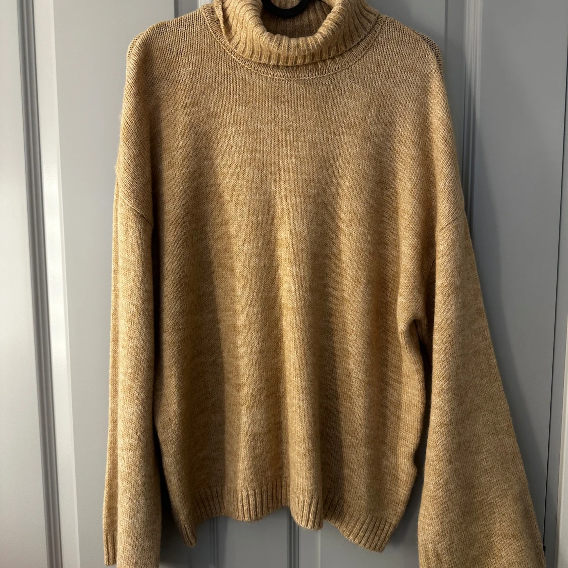 Beige polotröja stickad