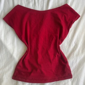 Röd topp med låg rygg - Röd topp med låg rygg🩷