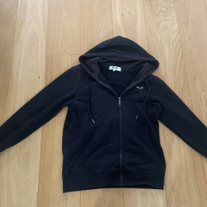 Svart CDG Zip - Säljer en svart cdg zip på grund av ingen användning, den är köpt på plick men bara använd ett fåtal gånger av båda ägarna, kvaliteten är fortfarande topp och det är bara höra av sig om de e något man undrar