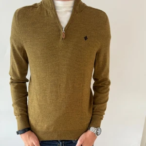 MORRIS HALF ZIP - Morris half zip i 100% merinoull - Sitter som en S (står M på lappen) - Mycket fint skick - Deluxecloset