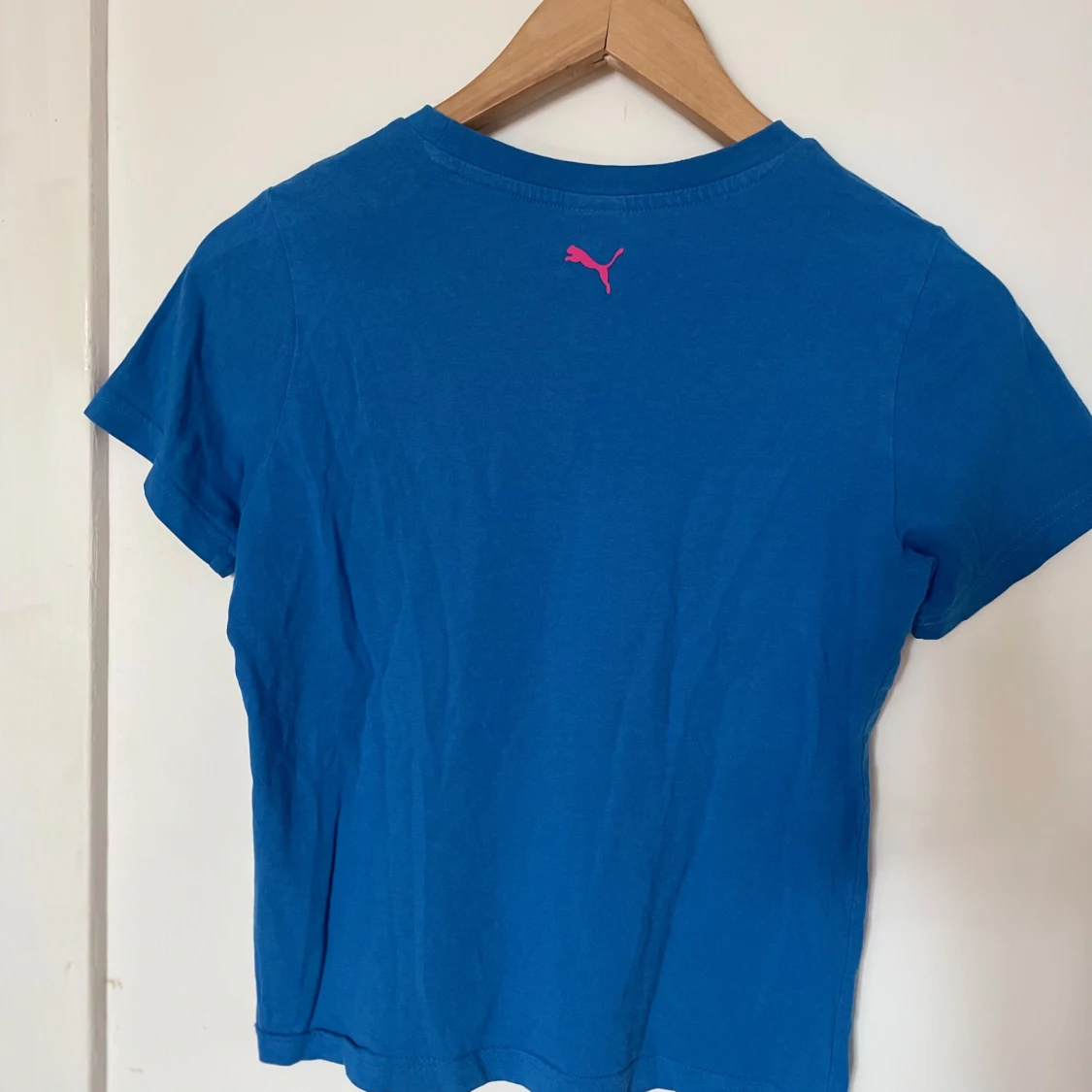Blå Puma t-shirt med rosa logga - 1