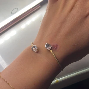 Caroline svedbom armband  - Skitsnygg, bra kvalité och i färgen guld vintage rose 