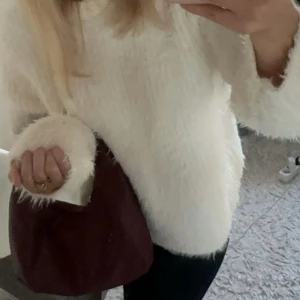 Vit fluffig tröja från Wera - Mysig vit fluffig tröja från Wera. Tröjan är i väldigt bra skick och är endast använd ett fåtal gånger. Hör av er vid frågor, pris kan diskuteras. Nypris 700.❣️