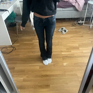 ltb low rise bootcut - Säljer ett par mörkblå jeans med bootcut passform och låg midja. Säljer dom för att de inte kommer till användning så mycket, skriv privat för mer biler