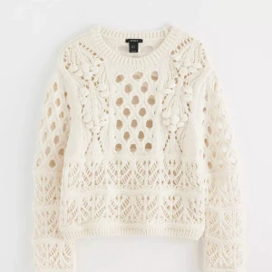 Vit stickad tröja från Lindex - Superfin vit stickad tröja från Lindex med unikt hålmönster och coola virkade detaljer. Tröjan har lång ärm och är oversized I storlek 💞🫶