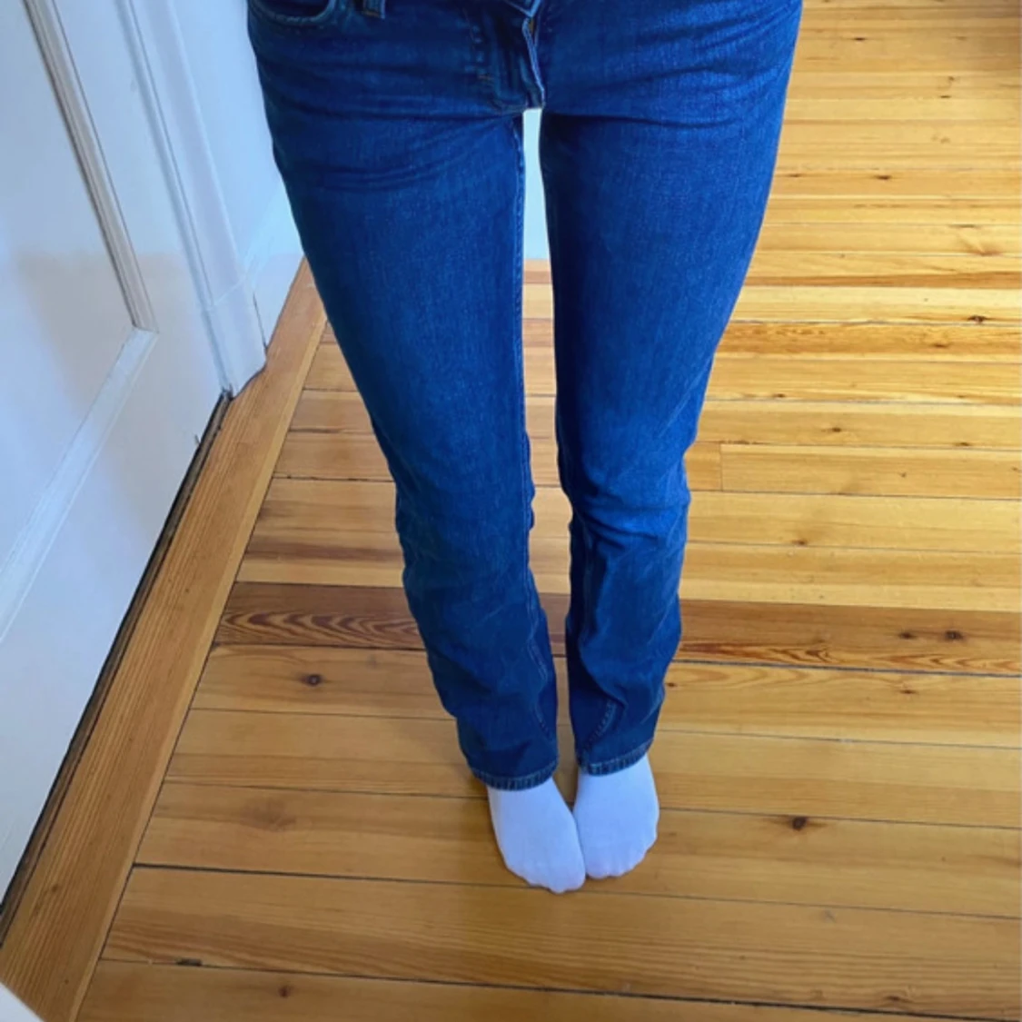 Blå bootcut jeans från Monki