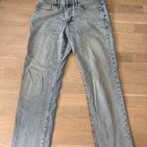 Ljusblå regular fit jeans från H&M - Säljer ett par ljusblå jeans från H&M i regular fit. Jeansen har en snygg tvättad look som passar till allt! 