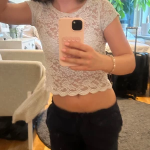 Vit Spetstopp - Snygg vit Spetstopp  Har ett hål som inte märks av när man har på sig den (se sista bilden)❤️ I barnstorlek 146/152 men sitter som en xxs/xs