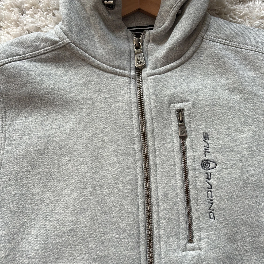 Grå hoodie från Sail Racing - 1