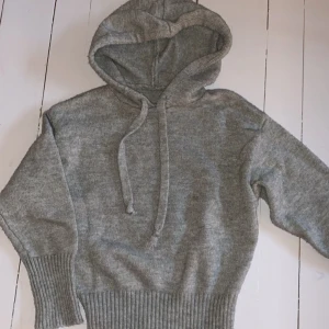 Stickad hoodie - Jättecool stickad hoodie som passar perfekt till skolstarten! Tror den är från zara men vågar inte lova⭐️ inga defekter utan säljer bara för den blivit för liten, 